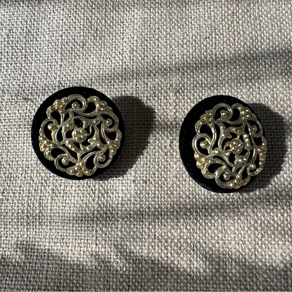 Black velvet gold tone appliqué leafy intricate dainty clippies clip on earrings - Picture 5 of 5